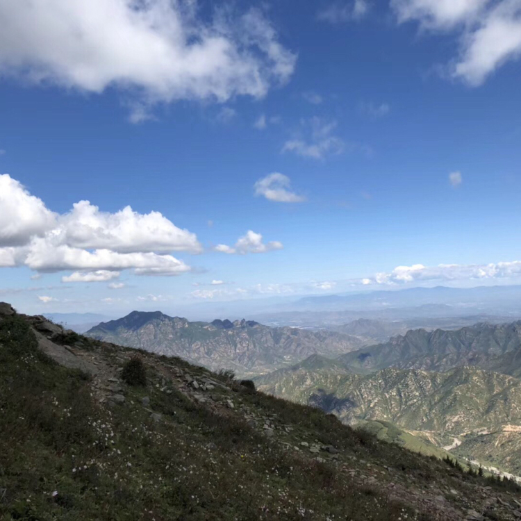 京城第一高峰—灵山 它的主峰海拔2303米