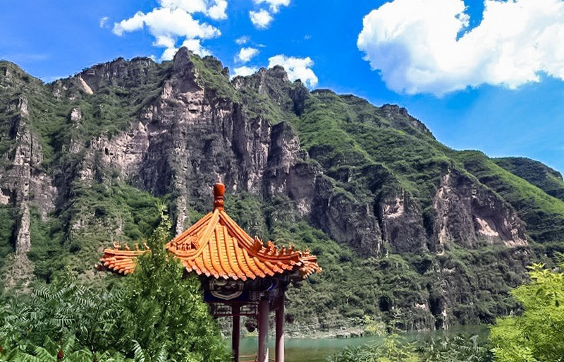 位于房山区十渡大沙地仙西山景区,天生地造,山川灵秀,清水绕山麓,绿荫